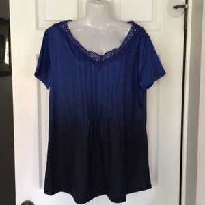 🍒 2/$15 NWOT Rosewe Ombré Blue V-neck Top with lace trim